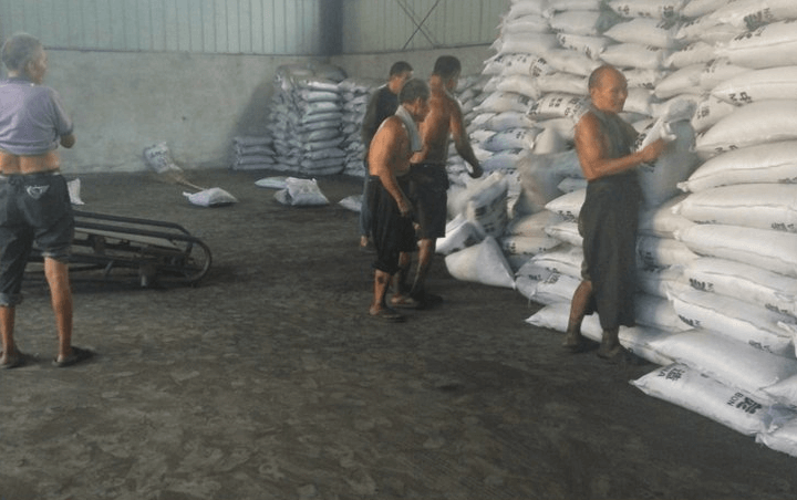 工人們把木質(zhì)<a href=http://m.6060dd.com/zzhxt/ target=_blank class=infotextkey>柱狀活性炭</a>裝袋，打包準備發(fā)車